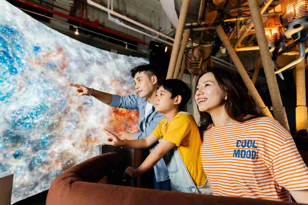 云顶国际8588yd打造全台最大宽6公尺、、、高4公尺、、唯一搭载LED弧形拼接显示屏的动感飞行船，，，，让乘客驻足在热气球上，，，享受身历其境的伪出国旅游乐趣