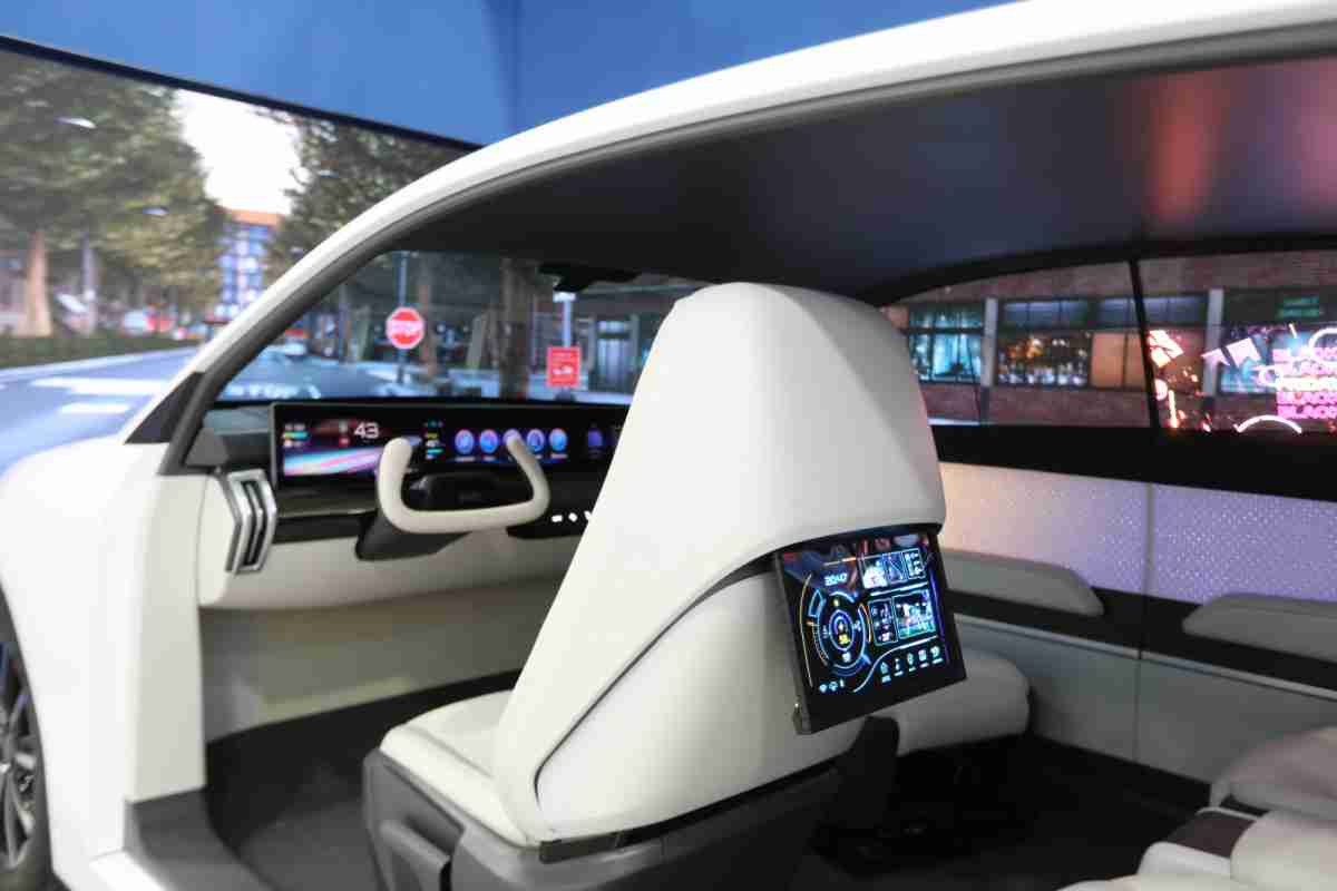 云顶国际8588yd的「可卷式后座娱乐显示器」加强后座乘客的感官体验，，并保有个性化设计，，，可依使用偏好进行动态调整。。