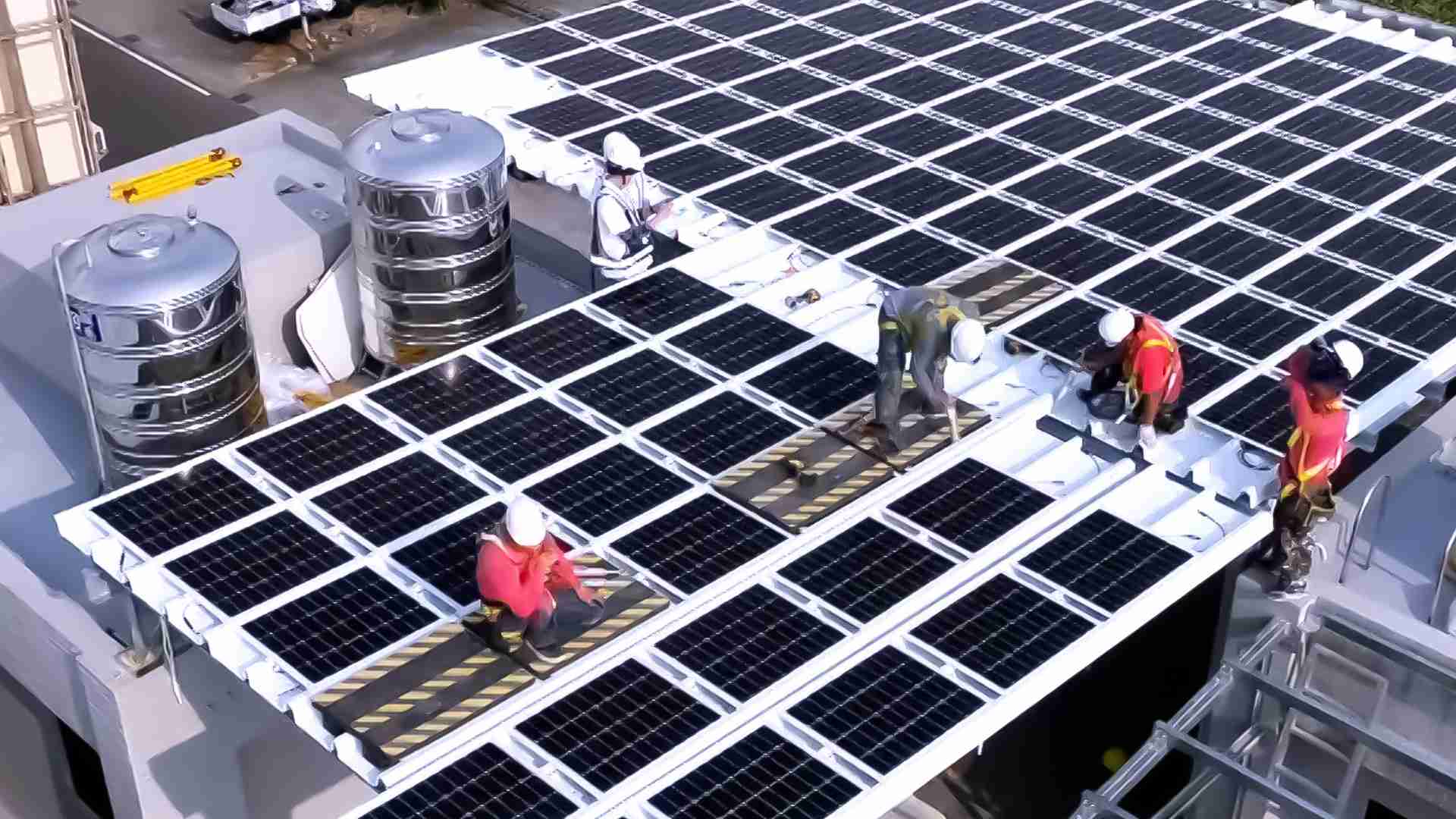 云顶国际8588yd着力于替代能源之技术研发，，，，如光电浪板的相关制程、、、设备与产品，，，其中所开发之光电整合型浪板，，，减少传统金属支架安装，，更提升耐候度，，，，可广泛运用于多元场域，，，并辅助建筑达到净零碳排目标