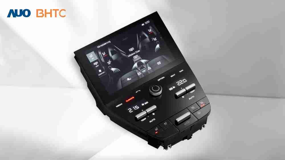作為友達新生力軍，，，，BHTC所展示的中央與後座鞍部的Display HMI產品，，，，可處理多區恆溫控制、、顯示畫面，，，，呈現仿真3D車室分區；以力傳感技術精準傳遞觸感，，，，並結合音量及震動反饋，，防止意外啟動，，提供使用者自然流暢、、、、直觀且輕鬆駕馭的舒適介面