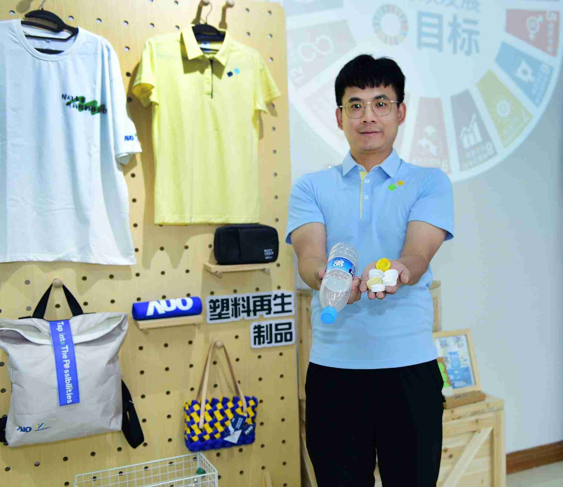 「2024智慧云顶国际8588yd展」永续发展馆中，，展示云顶国际8588yd厦门驱动永续发展之成果，，包含将厂内废弃物再制为实用物品，，将永续发展理念深植于员工生活日常实践