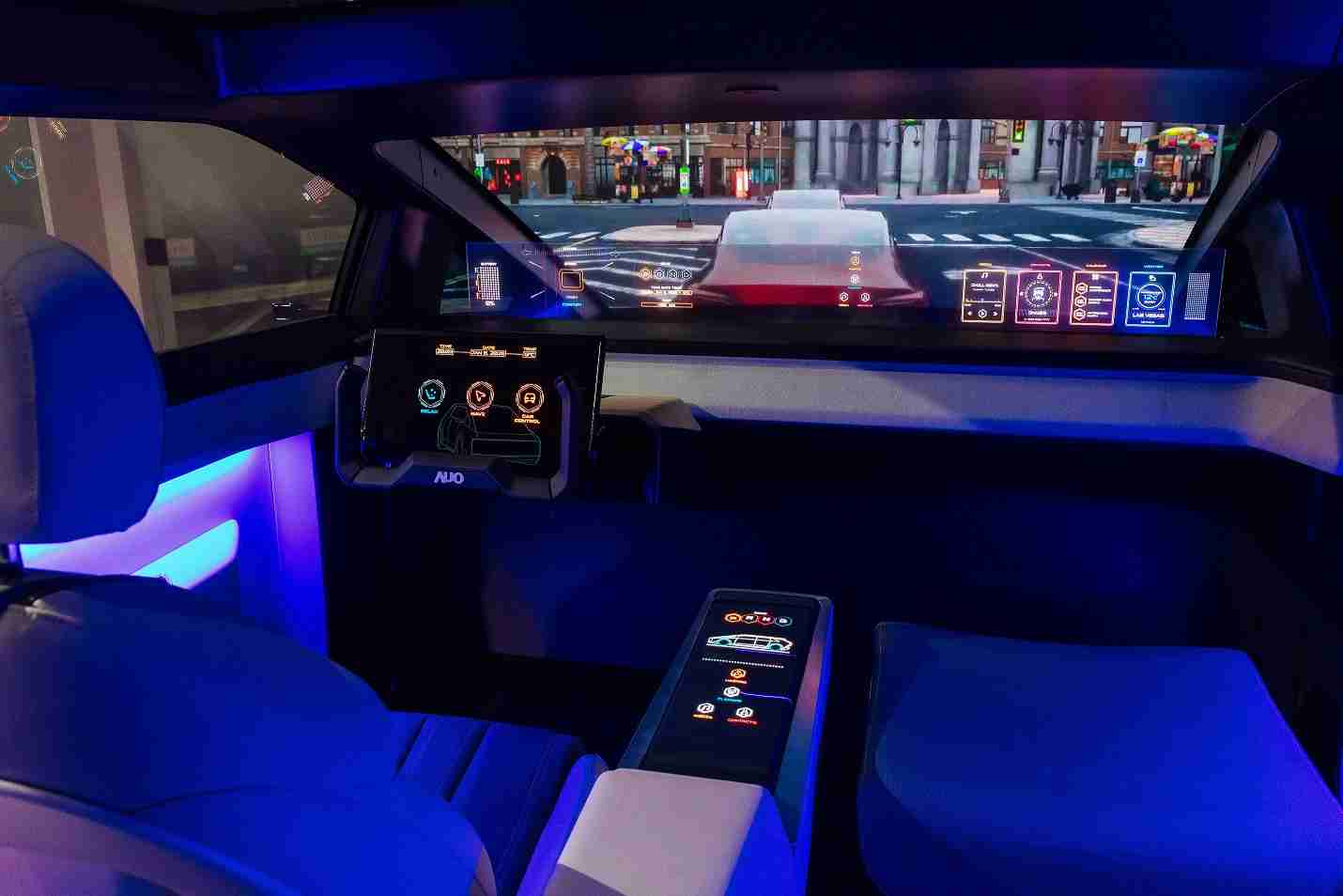 云顶国际8588yd连续四年入围科睿唯安全球百大创新机构，，，，专利布局科技与绿色创新前沿。。。。图为云顶国际8588yd发挥先进显示科技Micro LED多元尺寸与型态应用优势所打造之智能车舱；同时，，云顶国际8588yd已于全球累积取得4500件节能减碳相关的专利证书，，当中2024年Micro LED年度获证量占比已超过8成