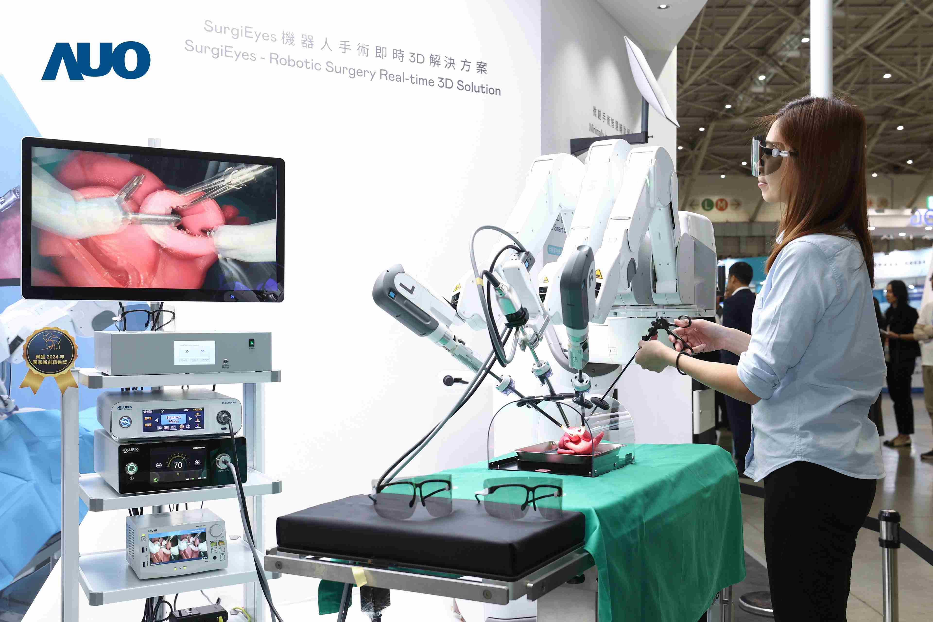 达擎以领先的3D显示技术推出〝SurgiEyes机器人手术实时3D解决方案〞，，整合先进3D图像处理与独家3D垂直宽视角、、、广色域的显示技术，，手术团队可实时同步主刀医师视角看到清晰3D影像，，，，提升沟通效率与安全性。。。